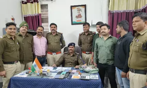 सट्टे के अड्डे पर रेड, २७ सटोरियों का निकाला जुलूस, कोतवाली पुलिस की बड़ी कार्रवाई, ४५ हजार रुपए और १७ मोबाइल जब्त सट्टे के अड्डे पर रेड, २७ सटोरियों का निकाला जुलूस, कोतवाली पुलिस की बड़ी कार्रवाई, ४५ हजार रुपए और १७ मोबाइल जब्त