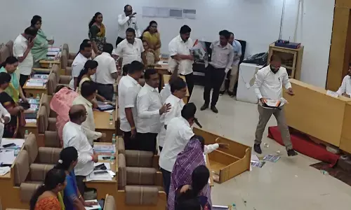 जिला परिषद के बजट में निधि प्रावधान को लेकर जमकर हंगामा, तोड़-फोड़, विपक्ष का बहिर्गमन