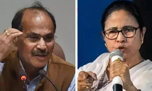 दीदी के बदलते सुर पर कांग्रेस नेता अधीर रंजन चौधरी का वार! बोले - बीजेपी के डर से ममता बनर्जी बदली रही अपने बयान दीदी के बदलते सुर पर कांग्रेस नेता अधीर रंजन चौधरी का वार! बोले - बीजेपी के डर से ममता बनर्जी बदली रही अपने बयान