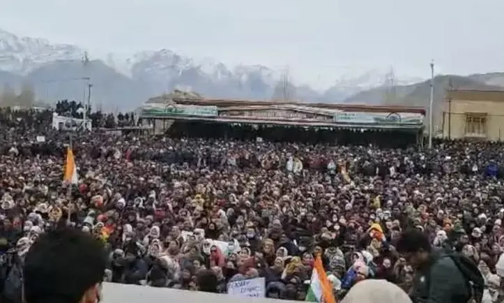 लद्दाख की सड़कों पर क्यों उतरे हजारों लोग, आखिर क्यों इतनी कड़कड़ाती ठंड में भी निकाल रहे विरोध मार्च, जानें वजह