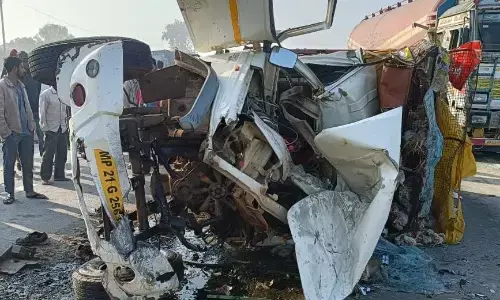 अज्ञात वाहन की ठोकर से उड़े पिकअप के परखच्चे, ड्राइवर की मौत अज्ञात वाहन की ठोकर से उड़े पिकअप के परखच्चे, ड्राइवर की मौत