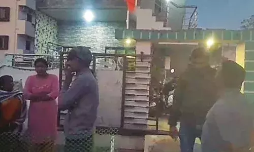 फूल विक्रेता के घर से नकदी 8 लाख ले भागे, मां की गर्दन पर चाकू लगा किया खामोश