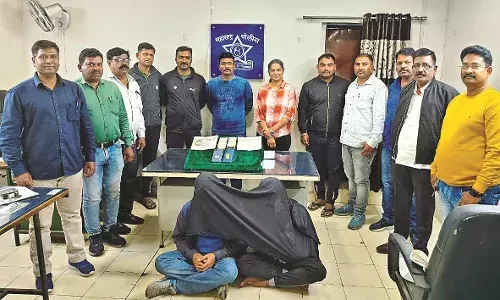 महिला के गहने लेकर फरार दो ठग दिल्ली में पकड़ाए, क्राइम ब्रांच ने धर दबोचा