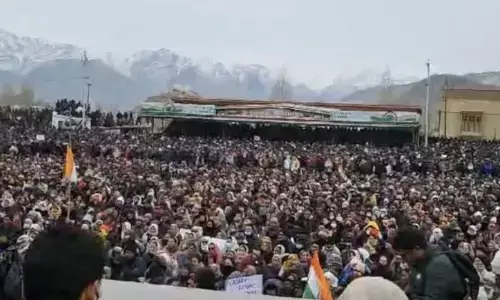 लद्दाख की सड़कों पर क्यों उतरे हजारों लोग, आखिर क्यों इतनी कड़कड़ाती ठंड में भी निकाल रहे विरोध मार्च, जानें वजह