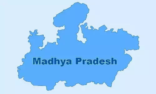 आदिवासी बाहुल्य ग्राम में स्थित विद्यालय में नहीं हैं व्यवस्थाएं, बाहर बैठकर पढने के लिए मजबूर छात्र-छात्राएं