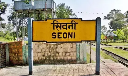 चलती स्कॉर्पियो में लगी आग, बाल-बाल बचे सभी लोग