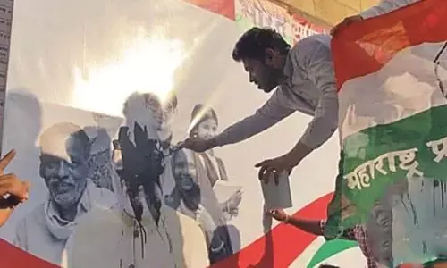 मोदी की फोटो पर कालिख - कुणाल व अजित गिरफ्तार, सावरकर मामले में भी परेशानी बढ़ने के आसार