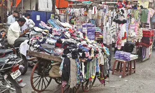 अतिक्रमणकारियों ने निगल रखी है सड़क और तमाशबीन बने नजर आ रहे सरकारी विभाग