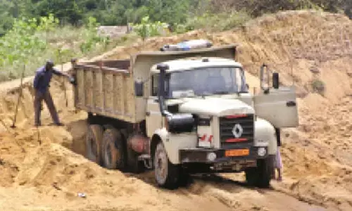 एसपी विशेष पथक की कार्रवाई, बगैर रॉयल्टी रेत से लदे 2 टिप्पर पकड़ाए-मामला दर्ज