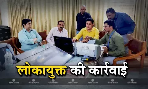 राजा शंकर शाह यूनिवर्सिटी के कुल सचिव 25 हजार की रिश्वत लेते पकड़ाए