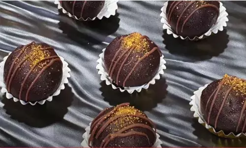 वेलेंटाइन डे के मौके पर पार्टनर के लिए बनाए कैरेमल चॉकलेट बॉल्स, जानें पूरी रेसिपी