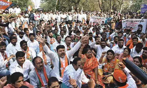 प्रधानमंत्री की फोटो को कालिख पोतने के विरोध में भाजपा ने किया विरोध प्रदर्शन