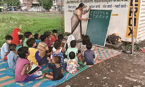 शिक्षा से वंचित बच्चों के लिए शनिवार, रविवार को लगता है फुटपाथ पर स्कूल