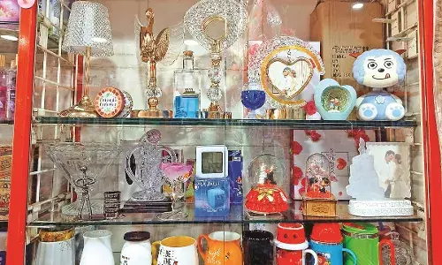 आ रहा है प्यार का दिन- वैलेंटाइन डे के लिए उपहार से सज चुकी हैं दुकानें