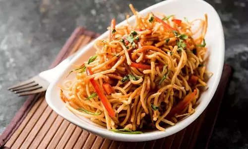 मुंबई का फेमस स्ट्रीट फूड चाइनीज भेल तैयार करने का सबसे आसान तरीका, लोग करेंगे तारीफ