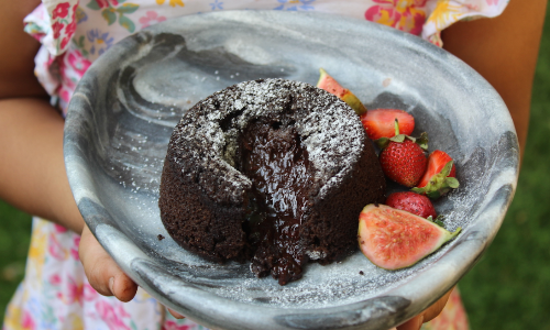 घर में डेसर्ट के तौर पर बनाए चोको लावा केक की टेस्टी रेसिपी, बच्चे भी खाने करेंगे पसंद