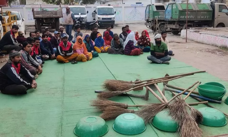 मांगे पूरी नहीं होने पर झाड़ू रख धरने पर बैठे सफाई कर्मचारी, प्रभारी सीएमओ ने कहा- बजट के अभाव में नही हो पाता वेतन का भुगतान मांगे पूरी नहीं होने पर झाड़ू रख धरने पर बैठे सफाई कर्मचारी, प्रभारी सीएमओ ने कहा- बजट के अभाव में नही हो पाता वेतन का भुगतान
