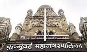 फुटपाथ पर दिव्यांग व्यक्तियों के लिए बाधा बोलार्ड को जल्द हटाएगी बीएमसी