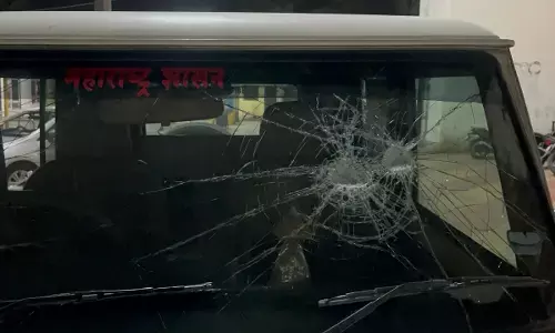 कार्रवाई करने पहुंचे रेजिडेंट डिप्टी कलेक्टर व तहसीलदार पर रेत माफियाओं ने किया हमला कार्रवाई करने पहुंचे रेजिडेंट डिप्टी कलेक्टर व तहसीलदार पर रेत माफियाओं ने किया हमला