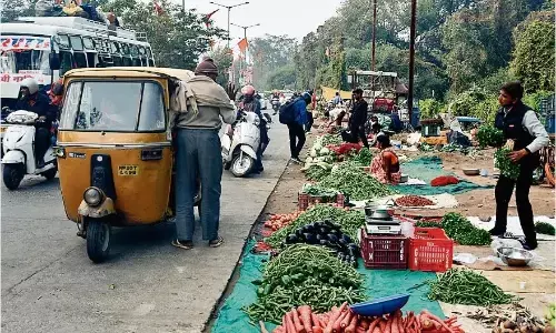 चौराहों की व्यवस्था के लिए नासूर बन गए हैं ठेले-टपरे