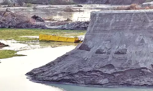 देखते ही देखते ऐश डैम की दीवार फूटी, 8 ट्रक डूबे , जान बचाकर भागे मौके पर खड़े लोग