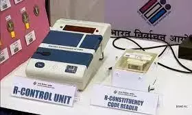 ईवीएम कंट्रोल यूनिट की जांच के लिए समिति गठित, दो आरोपी गिरफ्तार, तीन अफसर निलंबित