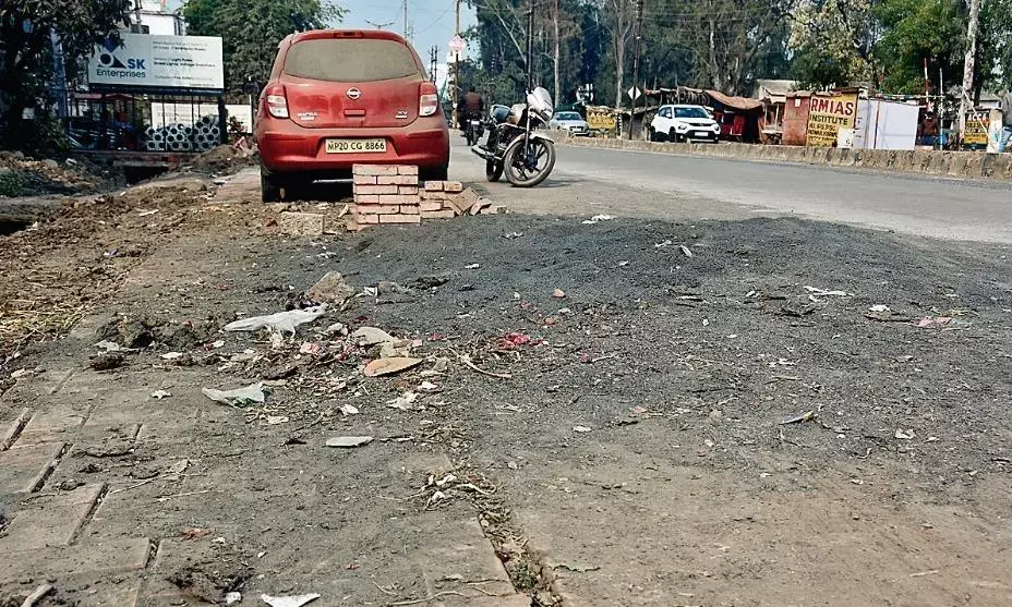 सड़क और नाली बनाकर रोड पर छोड़ देते हैं रेत