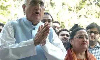 सलमान खुर्शीद की पत्नी लुईस के खिलाफ अदालत ने जारी किया अरेस्ट वारंट