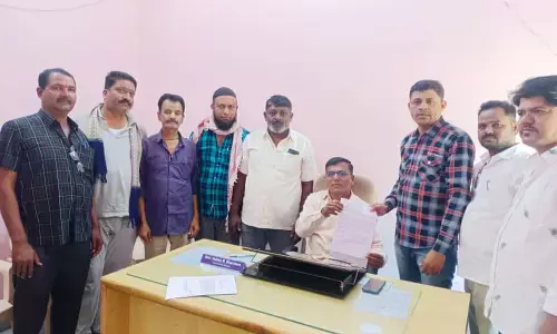 माजलगांव में अंगूठा लगवाने के बाद भी कार्डधारकों को नहीं दिया जा रहा राशन