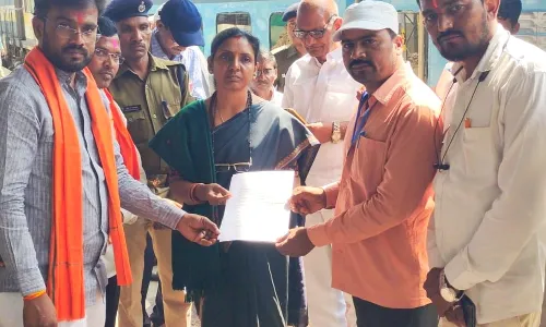 नांदेड़ की रेलवे मंडल प्रबंधक नीति सरकार ने हिमायतनगर रेलवे स्टेशन का अचानक किया दौरा