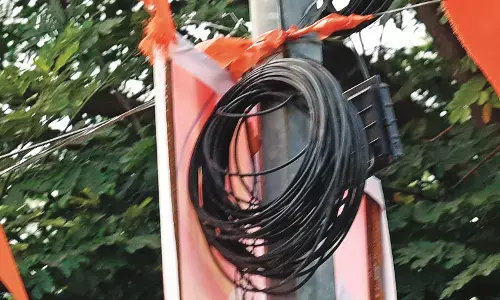 मनपा का नहीं ध्यान,  केबल के मकड़जाल में बिजली के खंभे, मंडरा रहा चारों तरफ खतरा मनपा का नहीं ध्यान,  केबल के मकड़जाल में बिजली के खंभे, मंडरा रहा चारों तरफ खतरा