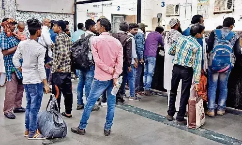 कार्ड सिस्टम में रोक, ऑनलाइन पेमेंट में पैसा फँसने से चक्कर लगाने की मजबूरी