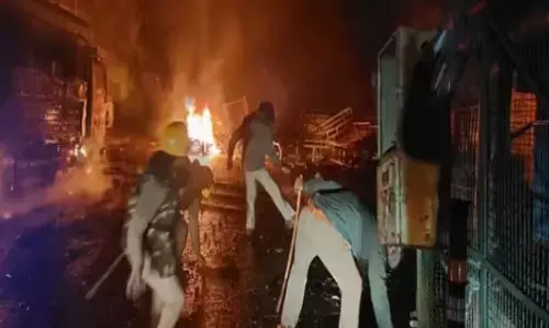 अवैध मदरसे को गिराने पर भड़के लोग, जमकर की आगजनी और पथराव, दंगाईयों को देखते ही गोली मारने के आदेश