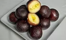 खाने के बाद हो रही है डेसर्ड की क्रेविंग, तो बनाए काले जामुन की यह आसान रेसिपी