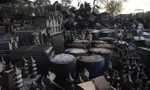 बिजली कंपनी के स्टोर में आग, ट्रांसफार्मर व स्क्रैप जला ९ गाडिय़ों ने पाया आग पर काबू, ऑयल टैंक आग की चपेट से बचा बिजली कंपनी के स्टोर में आग, ट्रांसफार्मर व स्क्रैप जला ९ गाडिय़ों ने पाया आग पर काबू, ऑयल टैंक आग की चपेट से बचा