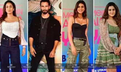 फिल्म ‘तेरी बातों में ऐसा उलझा जिया’ की स्क्रीनिंग पर लगा सितारों का मेला, किलर लुक में दिखीं कृति सेनन तो फैमली के साथ पहुंचे शाहिद