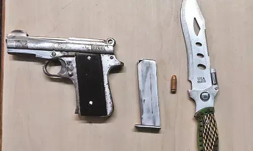 पूछताछ करने पर कर रहा था टालमटोल, तबेले में छुपाकर रखी बंदूक पुलिस ने की जब्त