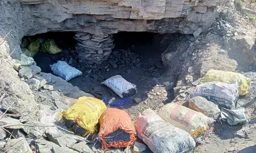 रिजर्व फारेस्ट की वजह से खदानों को नहीं मिल रही अनुमति, जान जोखिम में डाल कर रहे अवैध खनन