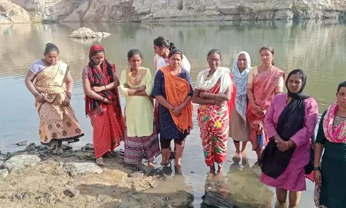 जमीन का मुआवजा मांगने के लिए महिलाओं ने गड्ढे में उतरकर दी जलसमाधि की चेतावनी जमीन का मुआवजा मांगने के लिए महिलाओं ने गड्ढे में उतरकर दी जलसमाधि की चेतावनी