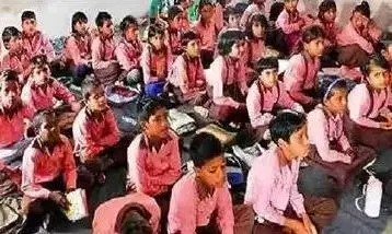 यूपी के सरकारी विद्यालय में छात्रों को कलावा और चंदन लगाने पर प्रतिबंध, प्रिंसिपल और टीचर पर लगे कई आरोप यूपी के सरकारी विद्यालय में छात्रों को कलावा और चंदन लगाने पर प्रतिबंध, प्रिंसिपल और टीचर पर लगे कई आरोप