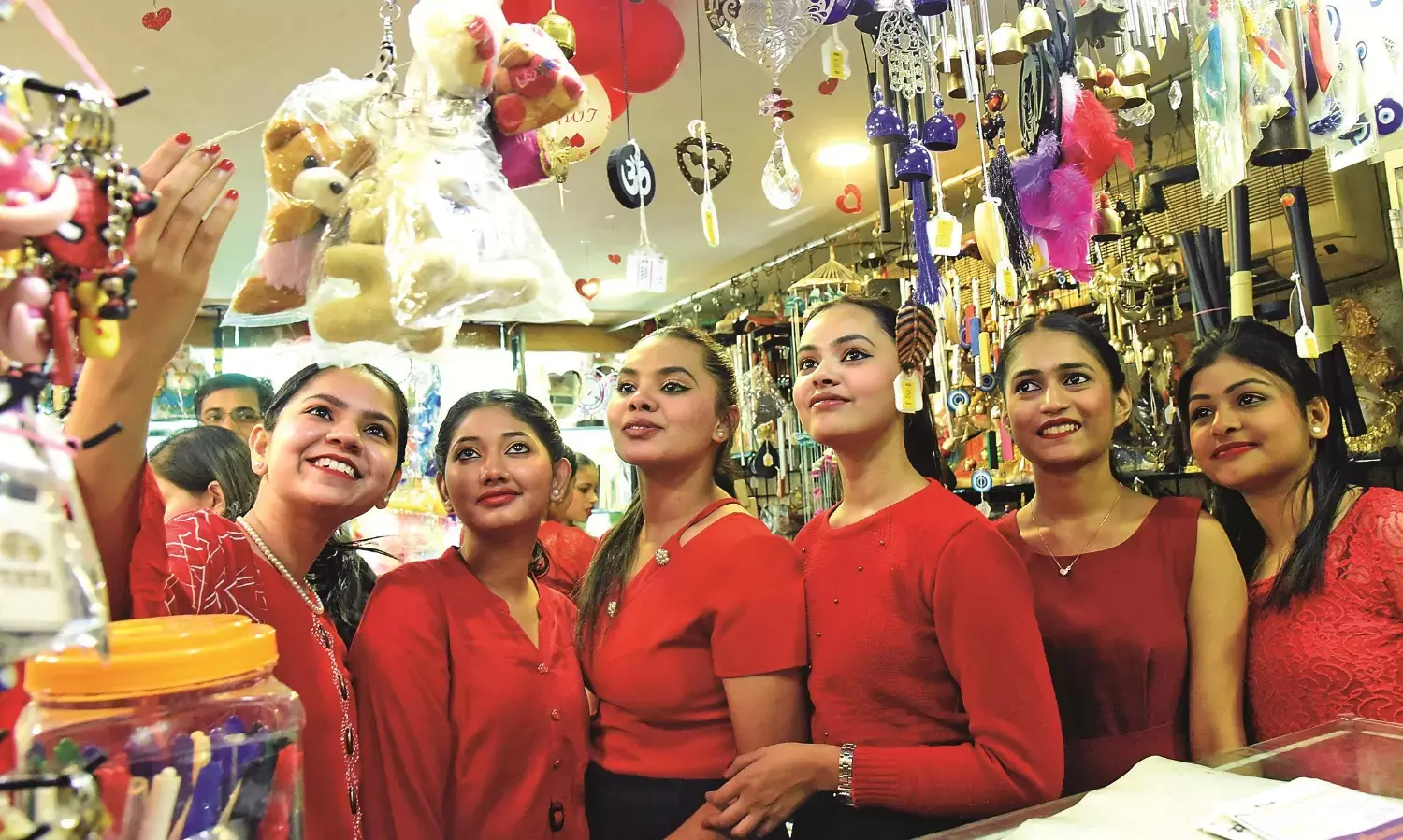 चलन में आर्टिफिशियल कार्ड्स, प्यार-मोहब्बत में वादों का दिन युवाओं के लिए है खास