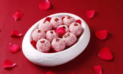 पार्टनर से प्यार का इजहार करने के लिए तैयार करें कोकोनट रोज लड्डू, यहां रही रेसिपी