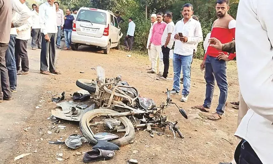 कार ने मारी बाइक को टक्कर, 2 की मौत- 3 घायल, वखाजी बायपास रोड का हादसा
