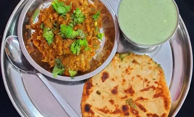 मल्टीग्रेन रोटी के साथ बैंगन का टेस्टी भर्ता और हरी चटनी बनाएं झटपट, कुछ आसान स्टेप के साथ