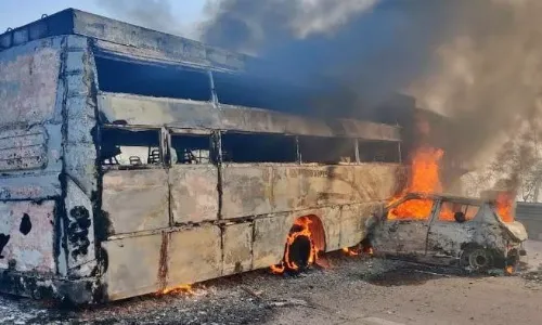 यमुना एक्सप्रेस-वे पर हुआ बड़ा हादसा, डिवाइडर से टकराई बस में जा घुसी कार, पांच लोगों की जलकर हुई मौत यमुना एक्सप्रेस-वे पर हुआ बड़ा हादसा, डिवाइडर से टकराई बस में जा घुसी कार, पांच लोगों की जलकर हुई मौत