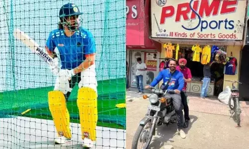 प्राइम स्पोर्ट्स के स्टिकर वाले बल्ले के साथ धोनी की फोटो वायरल, एडम गिलक्रिस्ट ने दिया शानदार रिएक्शन