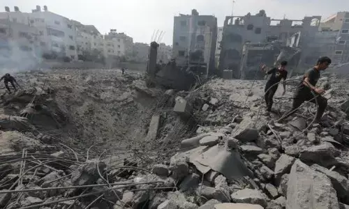 इजराइली सेना ने दक्षिणी गाजा में किया हवाई हमला, हमले में 63 नागरिकों की मौत हो गई