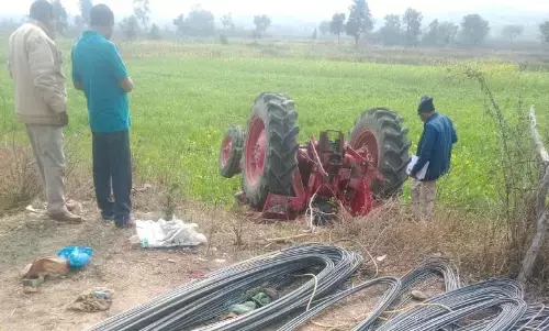 सरिया से लोड ट्रैक्टर-ट्रॉली पलटने से 2 मजदूरों की मौत, 10 लोग घायल, तीन की हालत गंभीर सरिया से लोड ट्रैक्टर-ट्रॉली पलटने से 2 मजदूरों की मौत, 10 लोग घायल, तीन की हालत गंभीर