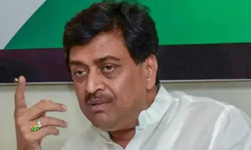 महाराष्ट्र कांग्रेस ने बुलाई बैठक, आज बीजेपी में शामिल हो सकते हैं अशोक चव्हाण महाराष्ट्र कांग्रेस ने बुलाई बैठक, आज बीजेपी में शामिल हो सकते हैं अशोक चव्हाण