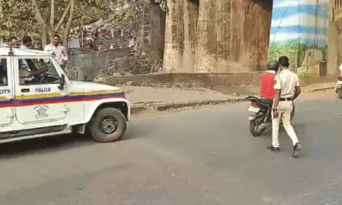 महिला का धक्का लगने से कांक्रीट का भारी भरकम टुकड़ा लोहा पुल से नीचे गिरा महिला का धक्का लगने से कांक्रीट का भारी भरकम टुकड़ा लोहा पुल से नीचे गिरा